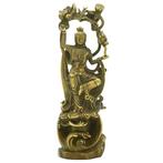 Een uitstekende messing beeld van Guanyin, de bodhisattva