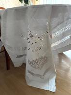 Oud linnengoed. Grote antieke katoenen tafelkleed met