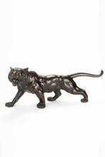 Brons - Een grote en krachtige bronzen sculptuur van een, Antiek en Kunst