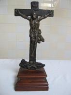 sculptuur, Christus aan het kruis staande op een grote vis., Antiek en Kunst