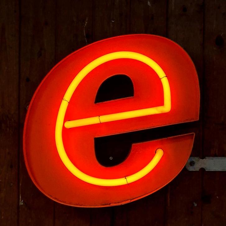 Neon letter S in oranje - E, Verzamelen, Merken en Reclamevoorwerpen, Ophalen
