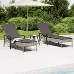vidaXL Ligbedden 2 st met tafel en kussens poly rattan grijs, Verzenden, Nieuw, Rotan