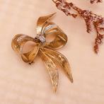 18 Krt. gouden broche als strik met diamanten | 0,035 ct., Sieraden, Tassen en Uiterlijk, Broches, Gebruikt, Overige kleuren, Ophalen of Verzenden