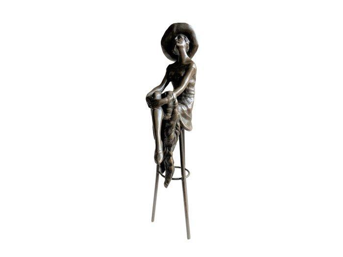sculptuur, Elegant Bronze Sculpture – Seated Lady with Hat, Antiek en Kunst, Kunst | Designobjecten