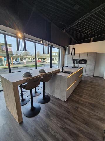 Nolte showroom keuken – Beton, greeploos - Compleet beschikbaar voor biedingen