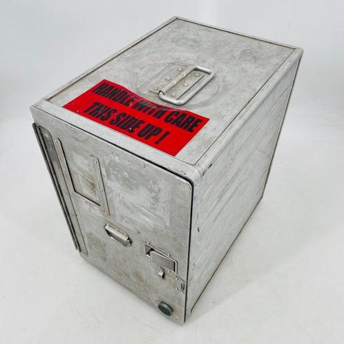 Driessen Aviation - Container - Britannia Airways galley, Antiek en Kunst, Antiek | Wandborden en Tegels