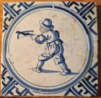 Antiek Tegel - Antiek - 1600-1650 - Man met kruisboog, Antiek en Kunst