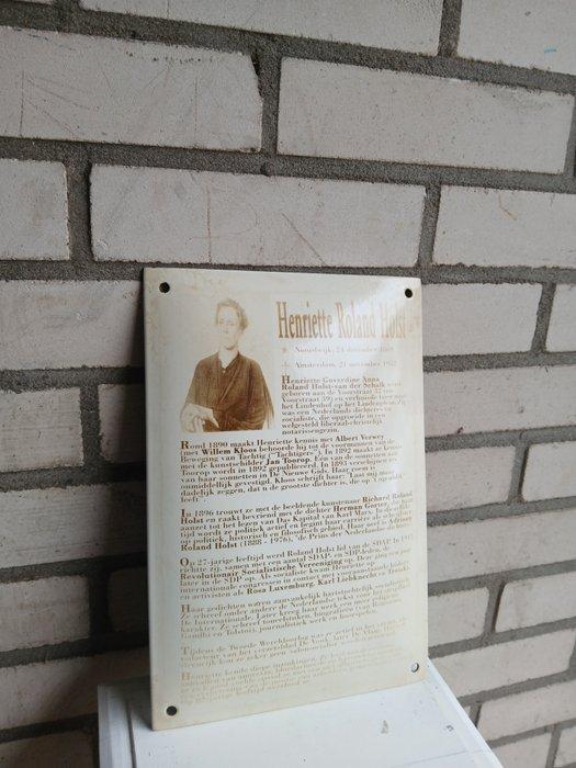 Origineel informatie-/herdenkingsbord – Henriette Roland, Antiek en Kunst, Antiek | Wandborden en Tegels