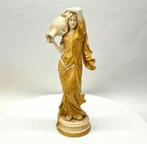 Royal Dux Porzellan-Manufaktur - Beeld, Royal Dux Bohemia –