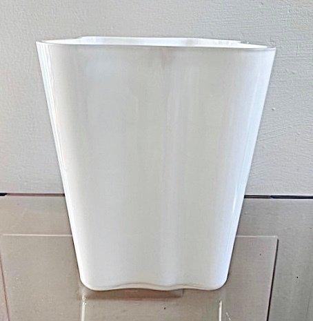 Iittala - Alvar Aalto - Vaas - Modern - Opaline glas, Antiek en Kunst, Antiek | Glas en Kristal