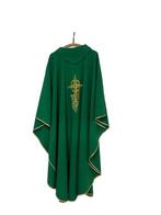 Set bestaande uit een priesterlijke casula, stola en koord.