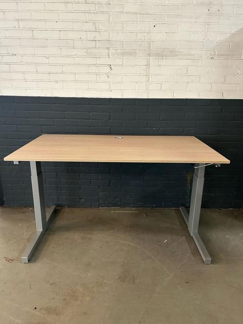 Tweedehands bureau (140x80) verstelbaar met slinger €75, Huis en Inrichting, Bureaus, Bureau, Gebruikt, In hoogte verstelbaar