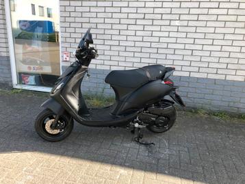HELE JONGE PIAGGIO ZIP SP 45KM BROM BJ 4-2025 247KM MAT BLAC beschikbaar voor biedingen