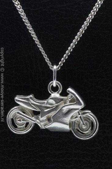 Zilveren Japanner racer vlak ketting hanger, Sieraden, Tassen en Uiterlijk, Kettinghangers, Verzenden