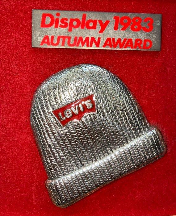 Collectie merkartikelen - Mini Levi’s pet in puur 999, Antiek en Kunst, Antiek | Wandborden en Tegels