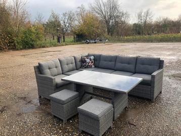 Prachtige diningeset met tafel met glasplaat beschikbaar voor biedingen