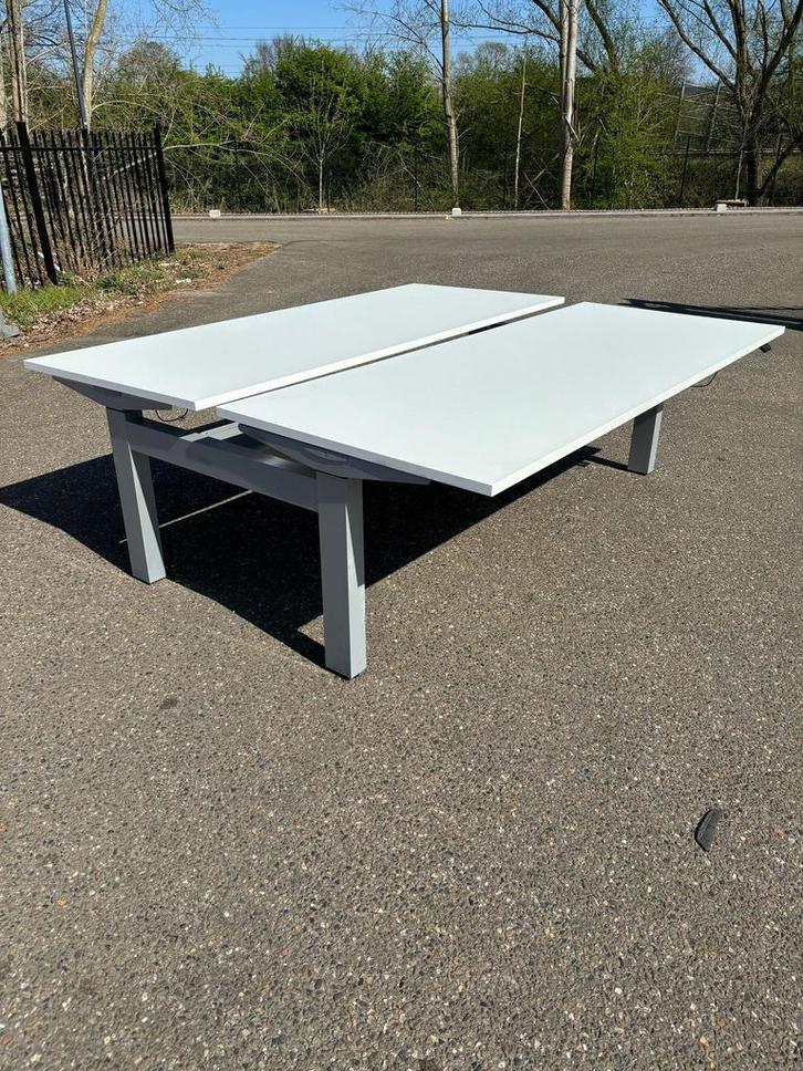 Refurbished Duo Bureau Herman Miller - Zit Sta Bureau, Huis en Inrichting, Bureaus, Stabureau, Zo goed als nieuw, Elektrisch, In hoogte verstelbaar