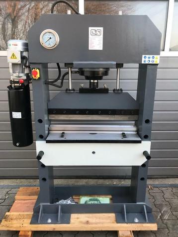 UWM hydraulische werkplaatspers/kantbank plooibank beschikbaar voor biedingen