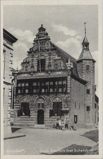 WOERDEN - Oude Stadhuis met Schandpaal, Verzamelen, Ansichtkaarten | Nederland, Verzenden
