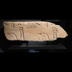 Oud-Egyptisch Zandsteen Lichting van een tempel met twee