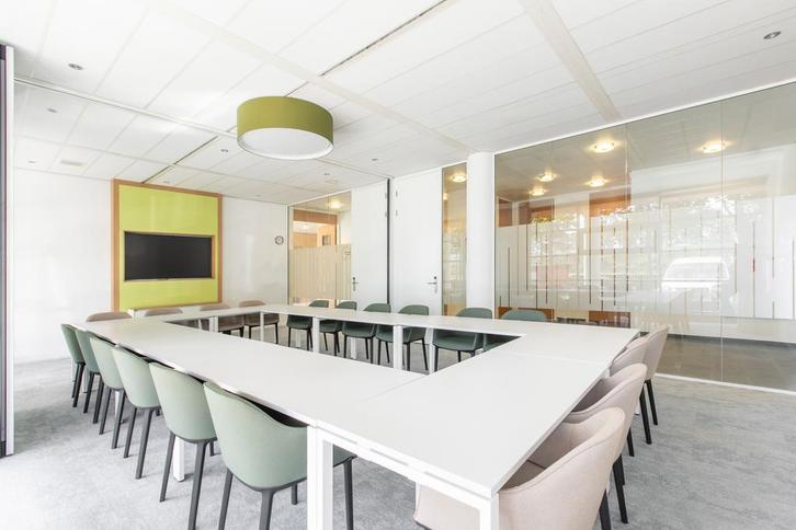 Kantoorruimte in Regus A1, Zakelijke goederen, Bedrijfs Onroerend goed