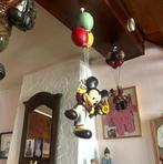 Disney - Beeldje - Beeldje van Mickey Mouse hangend aan, Verzamelen, Disney, Nieuw