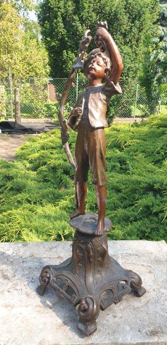 sculptuur, Little boy with grape leaves and bunch of grapes, Antiek en Kunst, Curiosa en Brocante