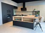 Zwarte hoekkeuken met eiland, Huis en Inrichting, Keuken | Complete keukens, Zwart, Nieuw, Composiet, Met kookeiland