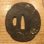 Antieke Japanse ijzeren tsuba met afbeelding van, Antiek en Kunst