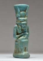 Oud-Egyptisch Faience Amulet van godin Isis die kind Horus, Antiek en Kunst