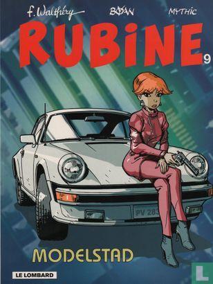 Rubine - Modelstad - 2004, Boeken, Stripboeken, Gelezen, Eén stripboek, Verzenden