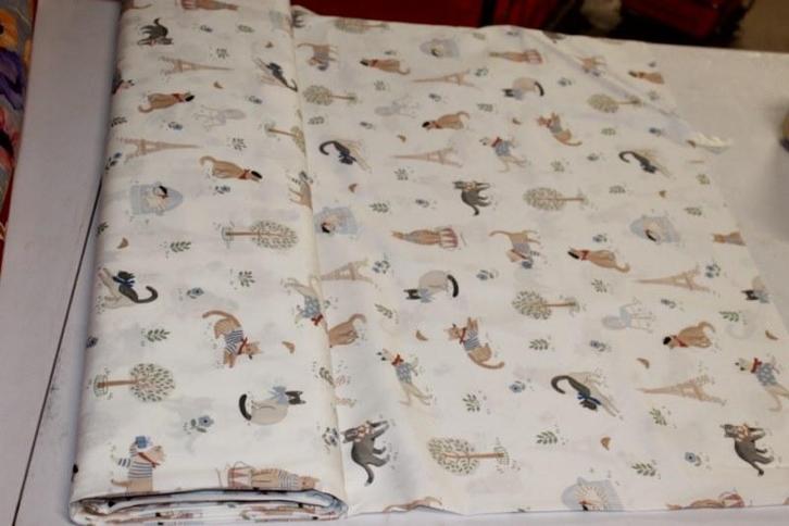 Rol Stof  1 rol Wit Poesjes  148 Breed 110 gr  11 Meter, Diversen, Rommelmarktspullen