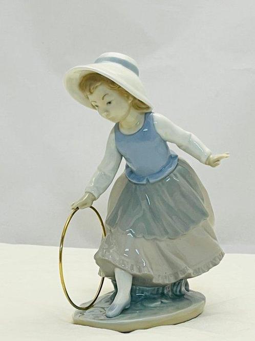 Nao by Lladró - sculptuur, Niña con aro - 20 cm - Porselein, Antiek en Kunst, Antiek | Glas en Kristal