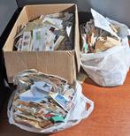 Wereld  - Grote doos vol met 10.000-den zegels op fragmenten, Postzegels en Munten, Gestempeld