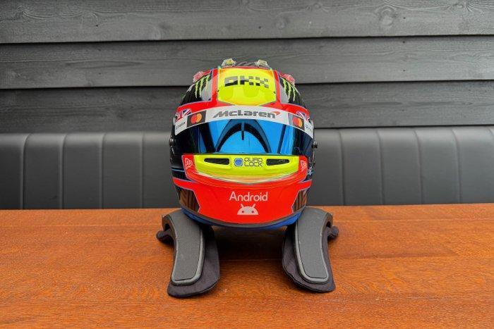 Mclaren - Oscar Piastri - 2025 - Replica helmet with HANS, Verzamelen, Automerken, Motoren en Formule 1