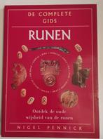 De complete gids runen 9783829079358 Nigel Pennick, Boeken, Verzenden, Gelezen, Nigel Pennick