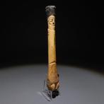 Oud-Romeins Been Pop. 1e - 4e eeuw n.Chr. Hoogte 13,2 cm.