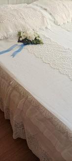 Magnifieke linnenkast met grote Guipir kant en bijpassende