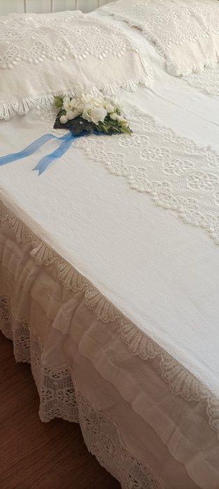 Magnifieke linnenkast met grote Guipir kant en bijpassende, Antiek en Kunst, Antiek | Kleden en Textiel