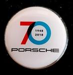 Porsche -70- 1948-2018 pin rond 25 mm., Verzamelen, Speldjes, Pins en Buttons, Verzenden, Nieuw, Transport, Speldje of Pin