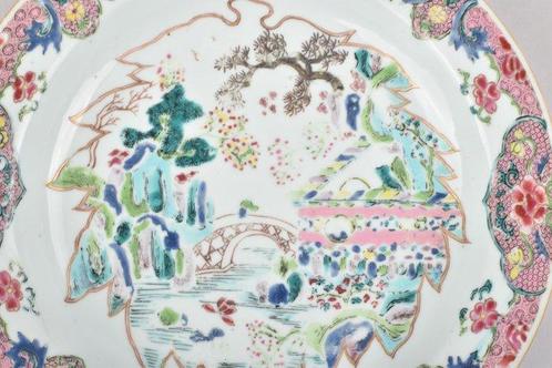 Bord - A CHINESE FAMILLE ROSE PLATE DECORATED WITH FIGURES, Antiek en Kunst, Antiek | Overige Antiek
