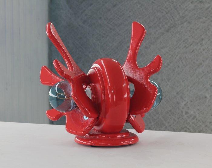 Chai Dienn - Tafellamp - Hout - Red Harpy Lamp, Antiek en Kunst, Kunst | Designobjecten