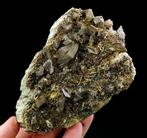 Titaniet (getwijnd) met vermiculair Chloriet, Calciet-bladen