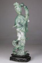 Beeldje van Kwanyin - Vert Pomme - Voetstuk van rozenhout -