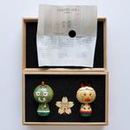 Fujin en Raijin Kokeshi – Set van 2 in een Paulownia houten, Antiek en Kunst, Antiek | Overige Antiek