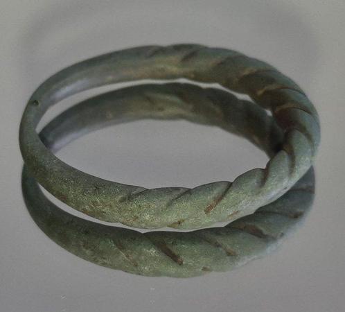 Middeleeuws Brons Middeleeuwse bronzen ring Neppe Wahr. -, Verzamelen, Mineralen en Fossielen