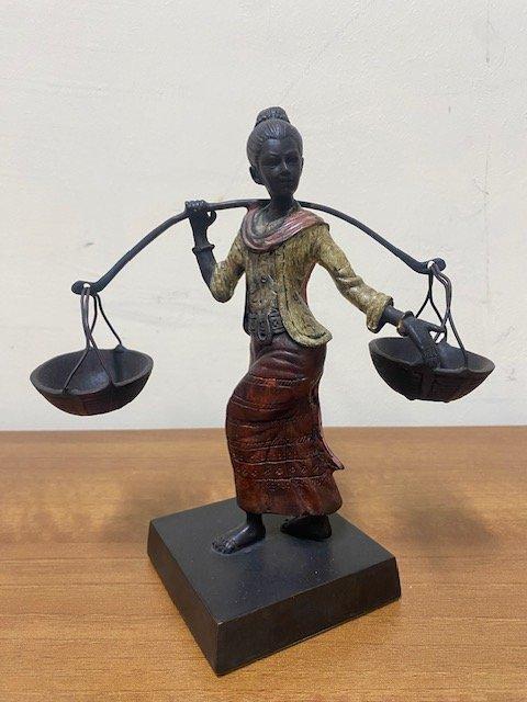 Figuur - Donna giavanese con cesti da trasporto - Metaal, Antiek en Kunst, Curiosa en Brocante