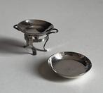 Miniatuur figuur - Miniatuur zilveren schotel en pan op, Antiek en Kunst