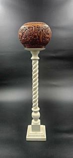 Scrimshaw kokosnoot op standaard Taxidermie volledige