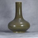 Een Chinese vaas met groene theestofglazuur. - Porselein -, Antiek en Kunst